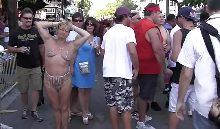 Si lega video troie vecchie i polsi alle caviglie con un cavo e poi la fa succhiare il suo cazzo proprio qui