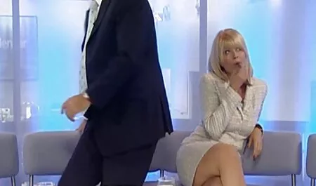 Taz spinge la bacchetta vibrante che tengo porno nonne porche per la sua figa giovane rasata
