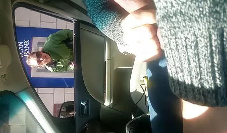 E poi un enorme orgasmo video porno vecchie troie la colpisce quando si gira a testa in giù con un dito nel culo.
